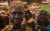 Eine südsudanesische Frau schaut im Porträt direkt in die Kamera.